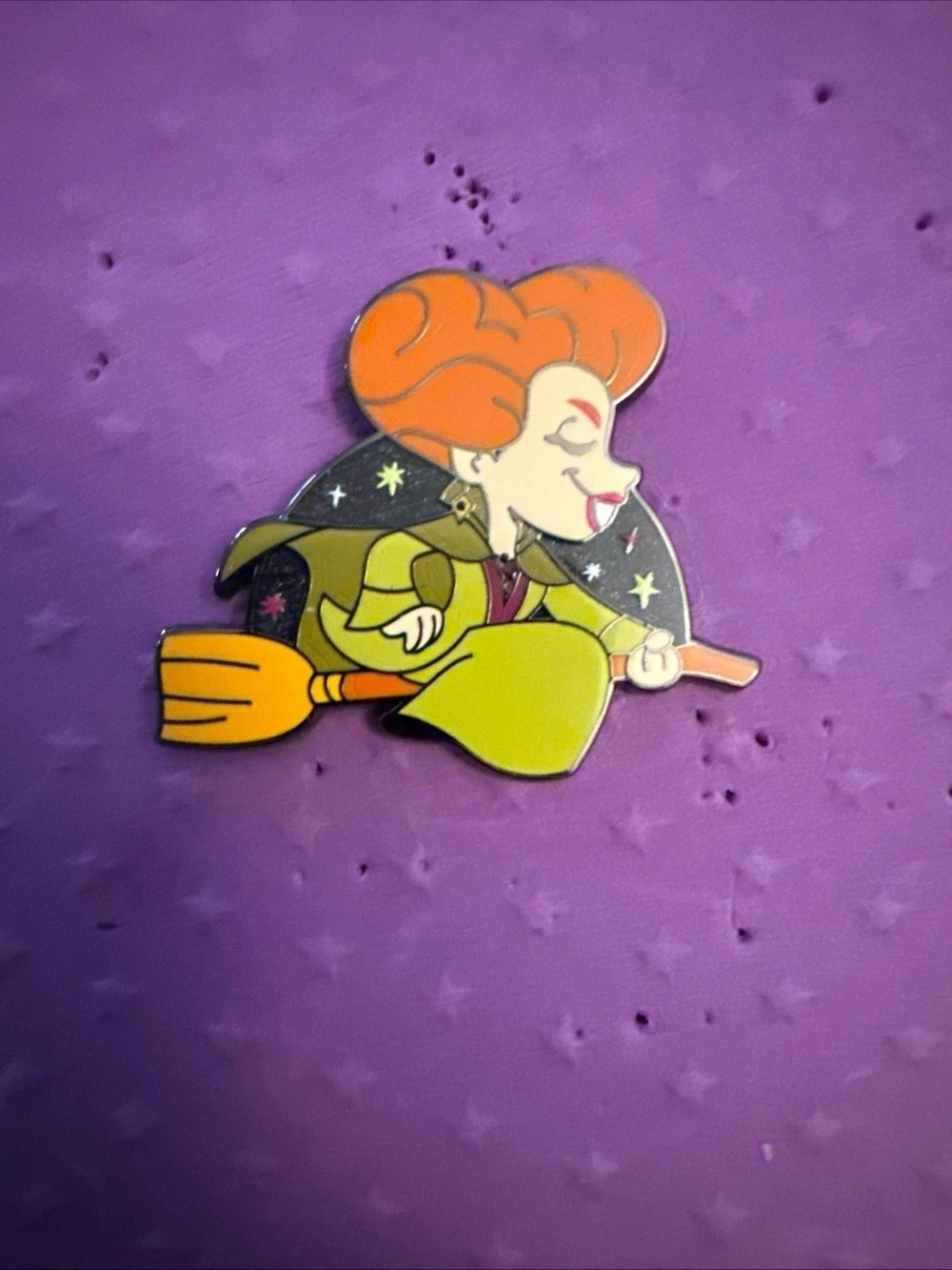 Disney Hocus Pocus Halloween Mystery Pin Winifred on Broom 2026 LR